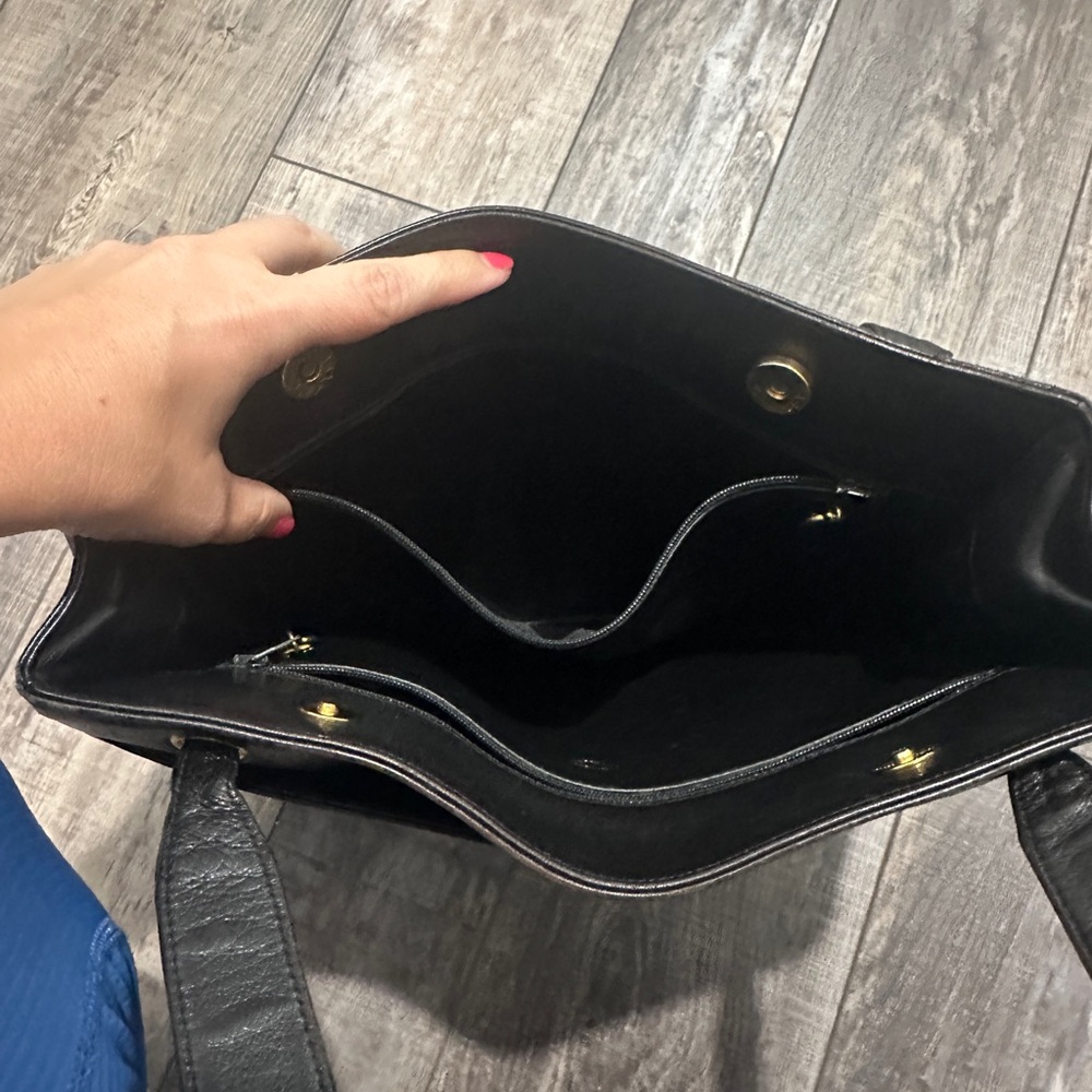 Chanel Classic Black Shoulder Bag - Picture 5 of 10